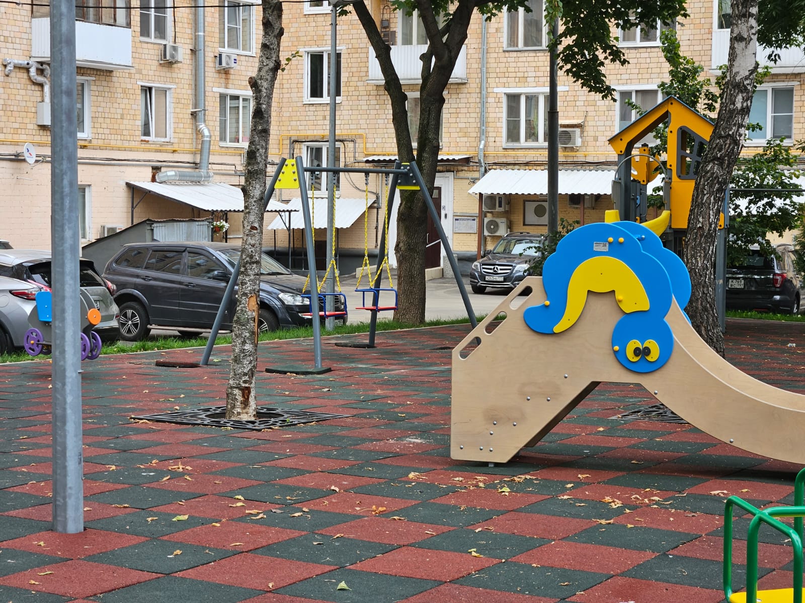 резиновая плитка на детской площадке