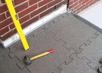 Укладка резиновой плитки на бетонное основание